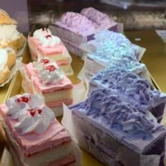 Mini cakes in pink and purple